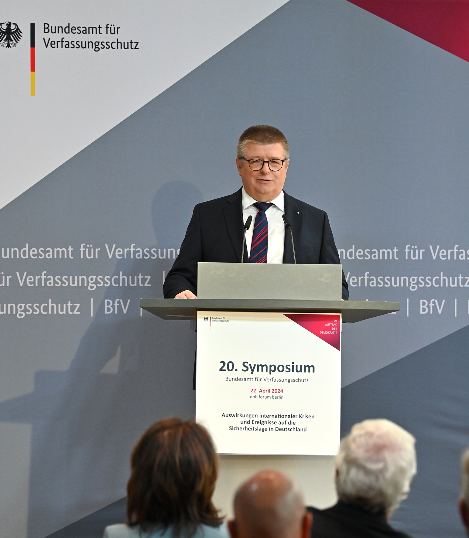 Das Bild zeigt BfV-Präsident Thomas Haldenwang während seiner Rede am Podium des Symposiums.